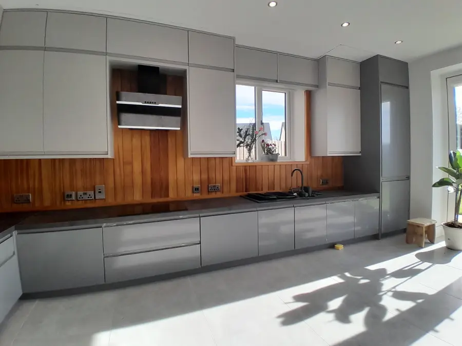Grey Handleless Kitchen with Timber Splashback